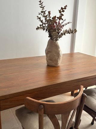 Mesa de madera maciza de Maisons du monde.