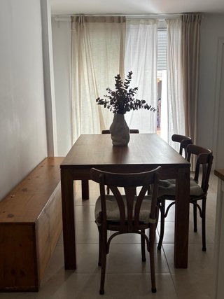 Mesa de madera maciza de Maisons du monde.