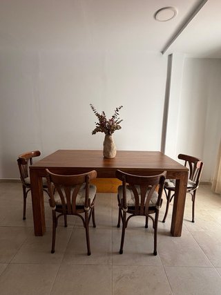 Mesa de madera maciza de Maisons du monde.
