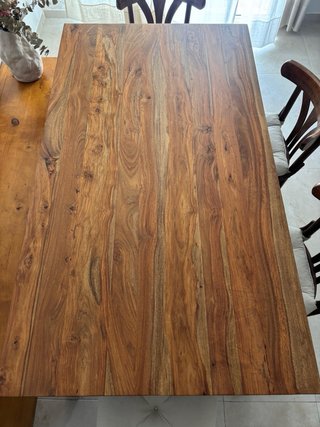 Mesa de madera maciza de Maisons du monde.