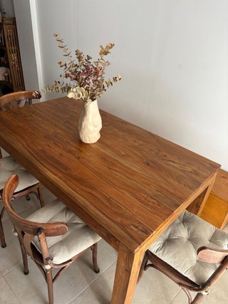 Mesa de madera maciza de Maisons du monde.