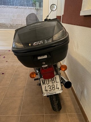 Suzuki GN250 roja