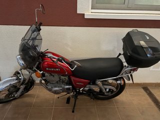 Suzuki GN250 roja