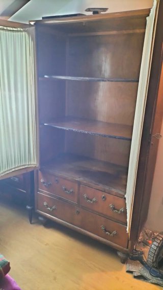 Armario antiguo de madera y cristal