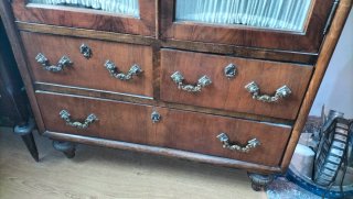 Armario antiguo de madera y cristal