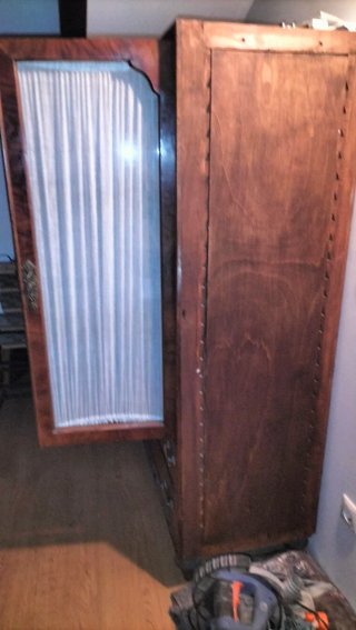 Armario antiguo de madera y cristal