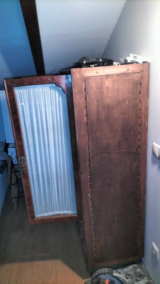 Armario antiguo de madera y cristal