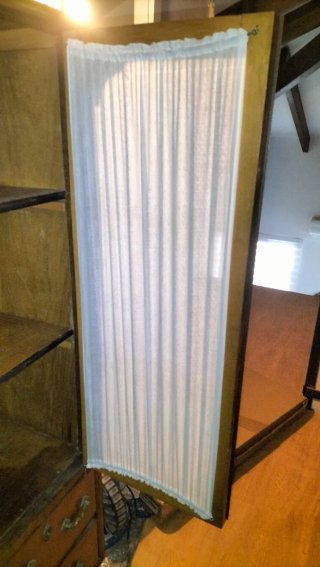 Armario antiguo de madera y cristal