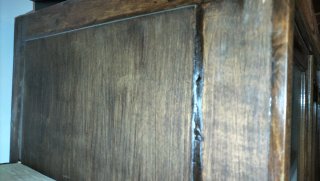 Armario antiguo de madera y cristal