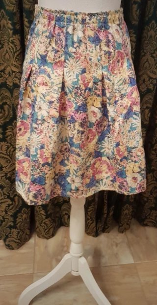 Lote 2 faldas: negra y floral