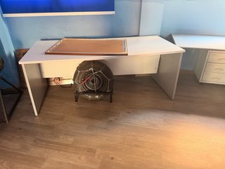 Mesa de oficina blanca y gris