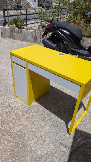 Escritorio infantil amarillo