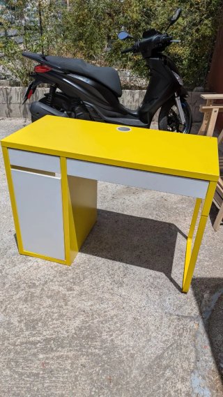 Escritorio infantil amarillo