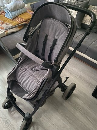 Carrito de bebé gris