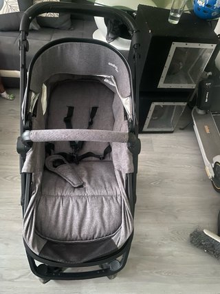 Carrito de bebé gris