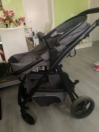 Carrito de bebé gris