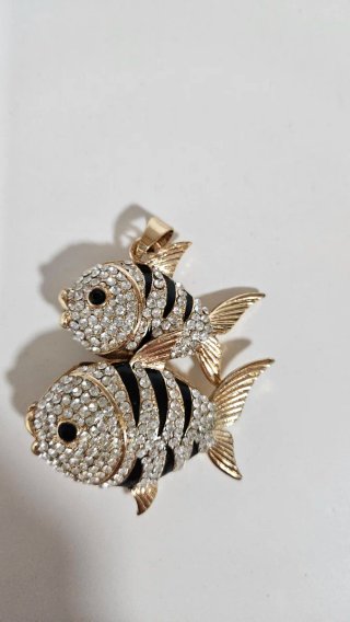 Colgantes de pez dorados y rojos