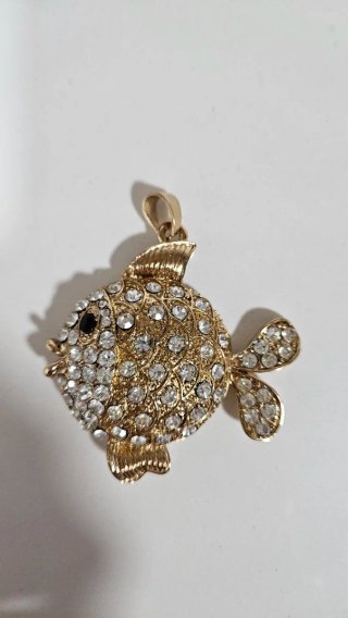Colgantes de pez dorados y rojos