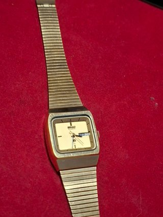 Reloj Seiko Quartz Beige y Dorado
