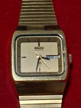Reloj Seiko Quartz Beige y Dorado