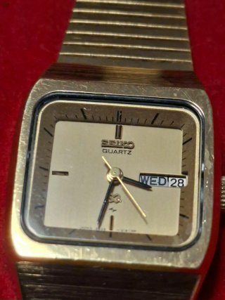Reloj Seiko Quartz Beige y Dorado