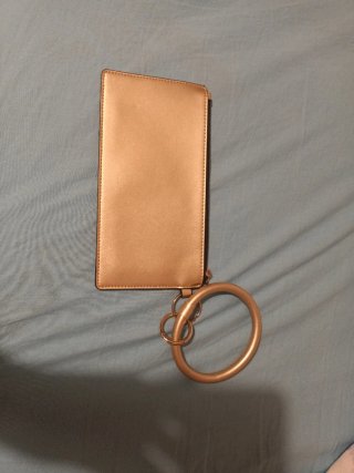 Bolso de mano dorado con pulsera