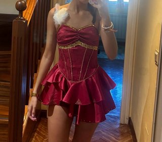 Vestido de fiesta rojo y dorado. Muy brillante.