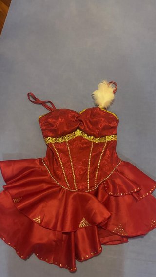 Vestido de fiesta rojo y dorado. Muy brillante.