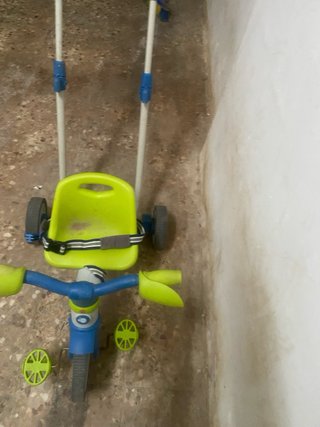 Triciclo infantil con manillar y asiento