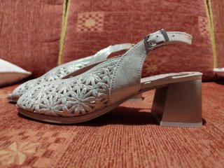 Sandalias Pitillos plateadas-doradas talla 39