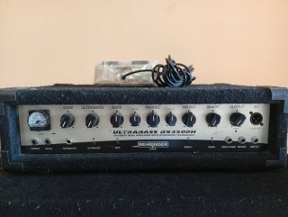 Cabezal y pedal de Bajo Behringer Ultrabass BX4500