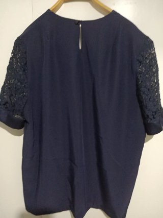 Blusa azul con encaje
