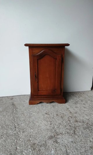 Mesita de noche antigua de madera