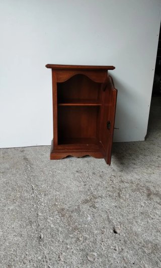 Mesita de noche antigua de madera