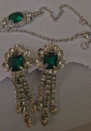 Pendientes y pulsera de lujo con piedras verdes y