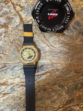 Reloj Elegante Dorado y Negro