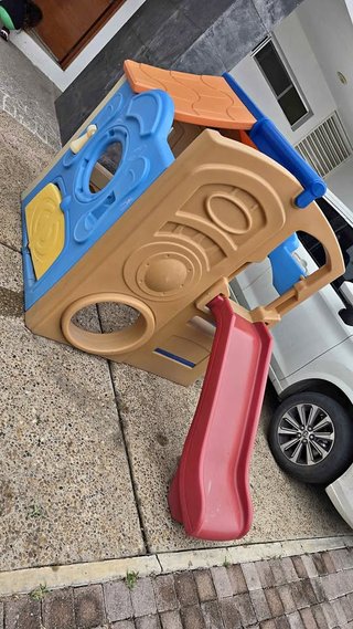 Casa de juegos infantil con tobogán