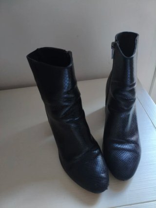 Botines negros efecto piel grabada T37