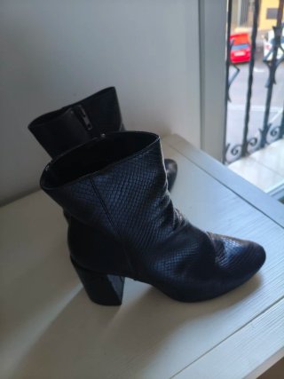 Botines negros efecto piel grabada T37