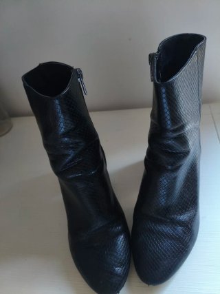 Botines negros efecto piel grabada T37
