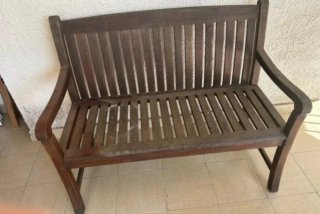 Banco de madera teca con cojín rojo