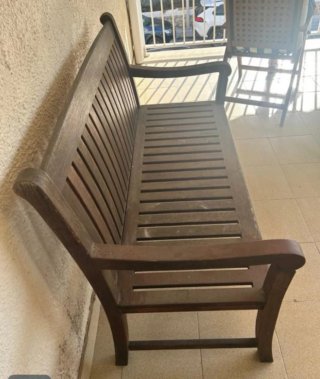 Banco de madera teca con cojín rojo