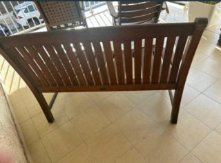 Banco de madera teca con cojín rojo