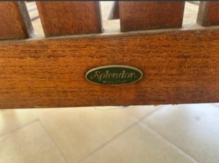 Banco de madera teca con cojín rojo