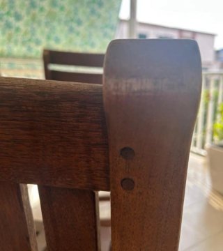 Banco de madera teca con cojín rojo