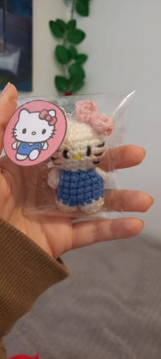 Llavero Hello Kitty tejido a crochet