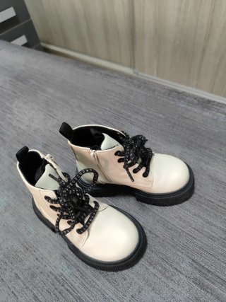 Botines blancos para bebé