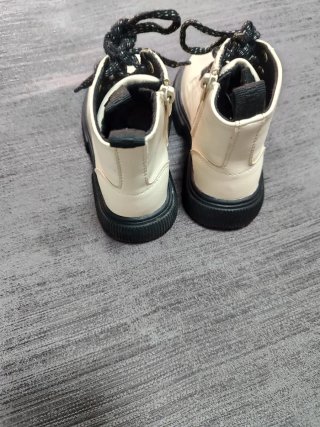 Botines blancos para bebé