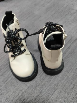 Botines blancos para bebé