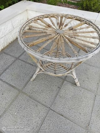 Mesa redonda de mimbre para jardín